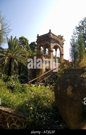 Eine Torheit im öffentlichen Park in Taormina, Sizilien, erstellt von Florence T. Trevelyan im späten 19. Jahrhundert im englischen Stil Stockfoto