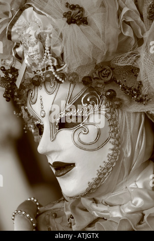 Sepia Seite Ansicht Porträt einer Frau, gekleidet in Kostüm und Maske, die Teilnahme an den Karneval in Venedig Veneto Italien Stockfoto