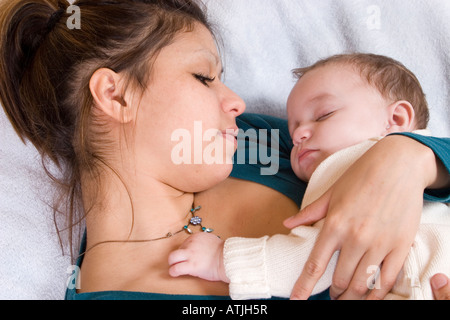 Teenager Mutter hält ihr kleines baby Stockfoto