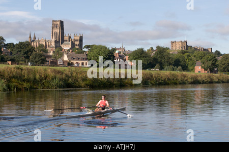 Kathedrale von Durham und halten von den Verschleiß mit einem einzelner Scull Rudern Boot im Vordergrund Stockfoto