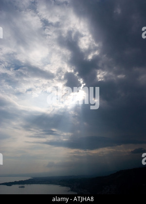 Eine überraschende Himmel über der Küste in der Nähe des Ätna, Sizilien, Italien Stockfoto