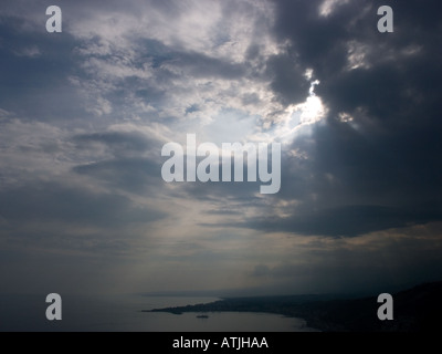 Eine überraschende Himmel über der Küste in der Nähe des Ätna, Sizilien, Italien Stockfoto