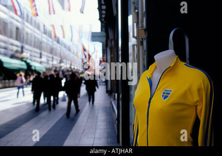 Gelbe Zip up Sportshirt mit schwedischen Flagge Abzeichen an Dummy vor einem Geschäft auf der wichtigsten shopping Straße Drottninggatan in Stockholm Stockfoto