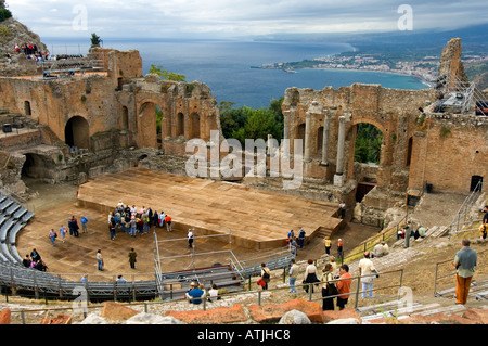Das griechische Amphitheater in Taormina Sizilien mit der Küste von Naxos von Wolke bekränzt den Ätna übersehen Stockfoto