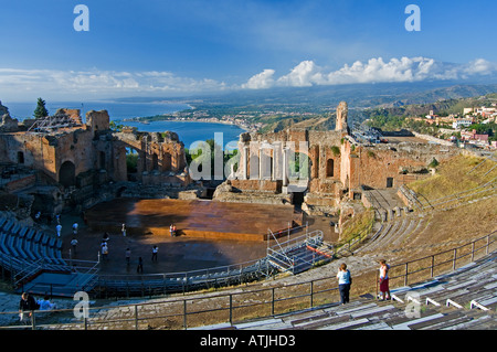 Das griechische Amphitheater in Taormina Sizilien mit der Küste von Naxos und Cloud bekränzt den Ätna im Hintergrund Stockfoto