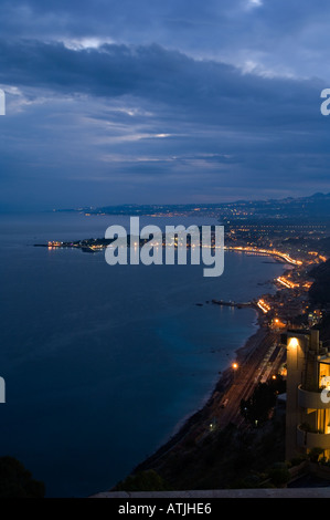 Mit Blick auf den Golfo di Naxos in der Dämmerung aus dem Ferienort Taormina Stockfoto