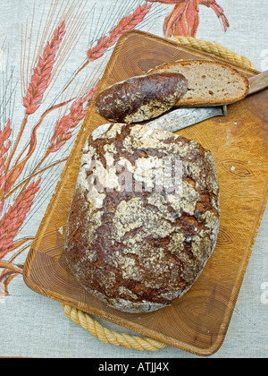 geschnittenen Laib Schwarzbrot auf Holzbrett Bauernbrot Stockfoto