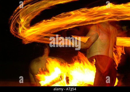 Zusammenstöße mit lodernden Facules, kämpfen mit Flammen, Nacht mittelalterlichen Ringen Leistung Stockfoto