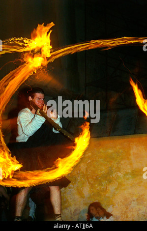 Zusammenstöße mit lodernden Facules, kämpfen mit Flammen, Nacht mittelalterlichen Ringen Leistung Stockfoto