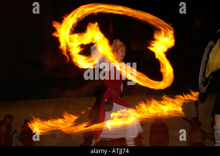 Zusammenstöße mit lodernden Facules, kämpfen mit Flammen, Nacht mittelalterlichen Ringen Leistung Stockfoto