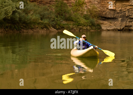 Mann Kajak in einem gelben aufblasbare Kajak im Herbst auf dem Colorado River im Grand Canyon National Park Arizona. Stockfoto
