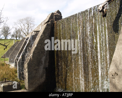 Wasserfall viktorianischen Reservoir dam Wand Schleuse Stockfoto