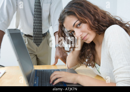 Porträt eines Mädchens in einer Front einen Laptop sitzen Stockfoto
