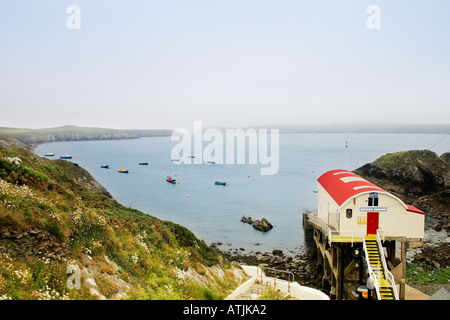 Strandwache, Ramsey Sound, Pembrokeshire, Wales Stockfoto