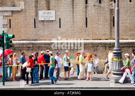 Menschen Sie Warteschlangen Vatikanischen Museen Rom Italien Stockfoto