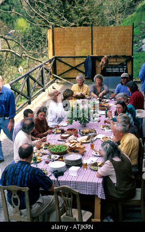 Griechenland einen Tisch voller frisch zubereitete griechische Küche am Ostersonntag Stockfoto