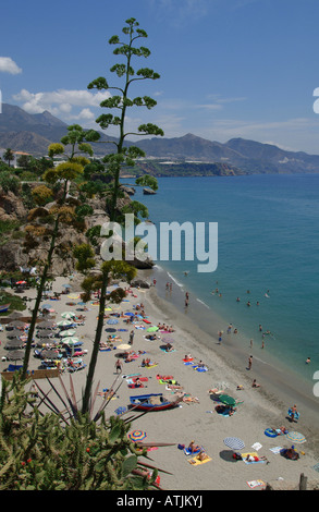 Playa Calahonda. Nerja. Costa del Sol-Provinz von Malaga. Andalusien.  Blick über den Strand aus Sicht der Balcon de Europa. Stockfoto