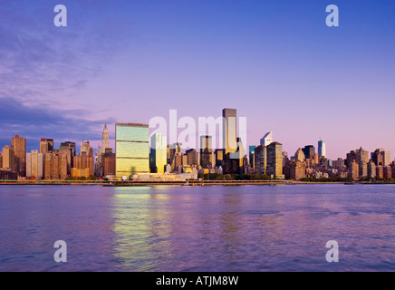 New York City. Skyline von Midtown Manhattan vom East River gesehen zeigt das Chrysler Building und den Vereinten Nationen. Stockfoto