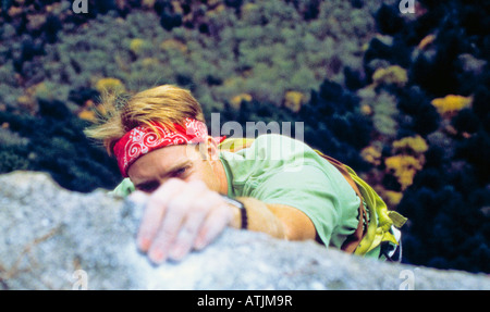 Junger Mann Klettern packende Rock erhöhte View Fokus auf der Seite Stockfoto