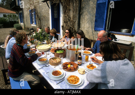 Griechenland einen Tisch voller frisch zubereitete griechische Küche Stockfoto