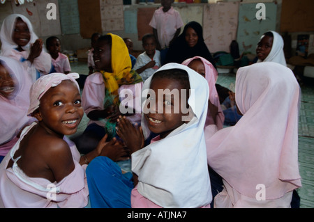 Die muslimischen Schulkinder im Klassenzimmer, Uganda Stockfoto