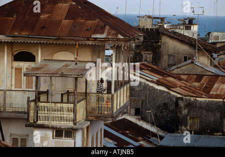 Mann stand auf dem Balkon des Hauses zu sehen. Stone Town, Sansibar. Stockfoto