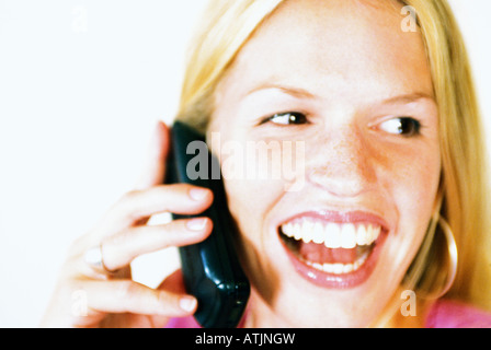 Ein Kopfschuss Closeup von einem kaukasischen Frau engagiert in einem lebhaften Handy-Gespräch Stockfoto