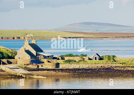 Norden über Water Sound aus der St. Margarets Hoffnung auf Insel von South Ronaldsay, Orkney, Schottland. Angelboot/Fischerboot-Hafen verlassen Stockfoto