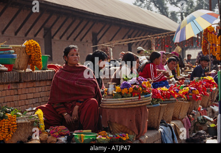 Markt Stände, blumengirlanden an Bamati Fluss Ghats, Kathmandu, Nepal, Südasien Stockfoto