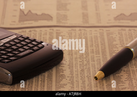 Close up Portrait of Personal Data Assistant und Stift auf A finanzielle Papier Stockfoto