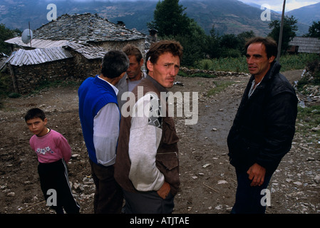 Arbeitslose Bauern sprechen in Dorf, Kukes, Albanien Stockfoto