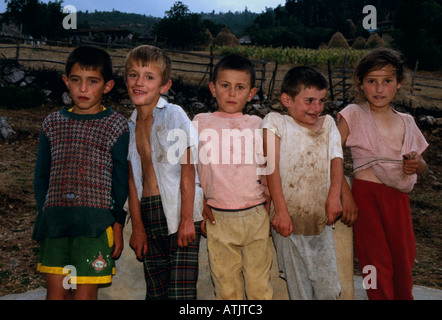 Kinder in einer Reihe auf dem Feld posiert, Kukes, Albanien Stockfoto