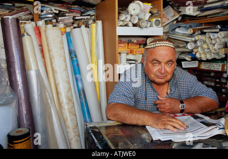 Ein Ladenbesitzer in Mea Shearim Jerusalem Stockfoto