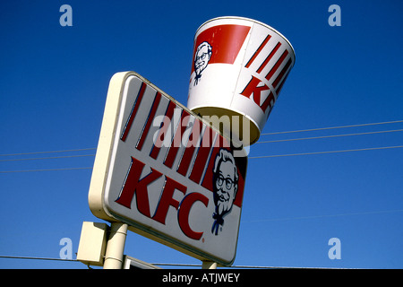 Riesige Schilder an Kentucky Fried Chicken-Filiale in USA Stockfoto