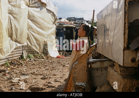 Freche junge palästinensische Jungen an der Flüchtlingslager Shatila, Beirut, Libanon Stockfoto