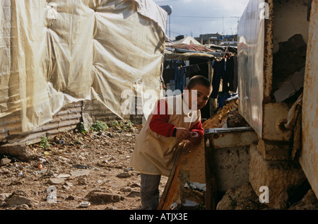 Freche junge palästinensische Jungen an der Flüchtlingslager Shatila, Beirut, Libanon Stockfoto