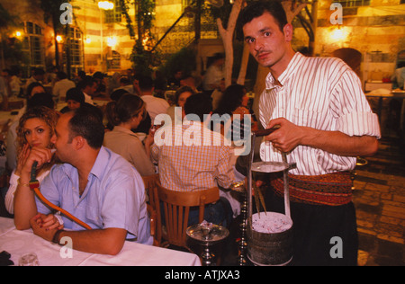 Ein Kellner in einem restaurant Stockfoto