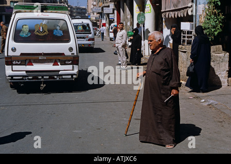 Ein älterer Mann die Straße überqueren Stockfoto