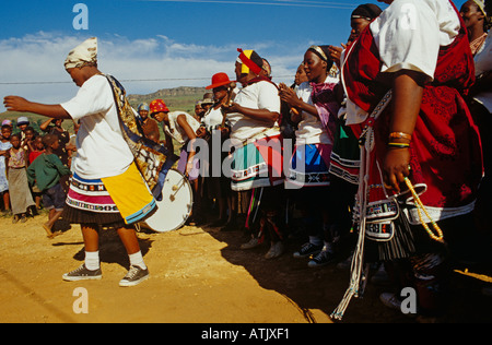 Tänzer, die Durchführung der traditionellen Zulu-Tanz in Südafrika Stockfoto