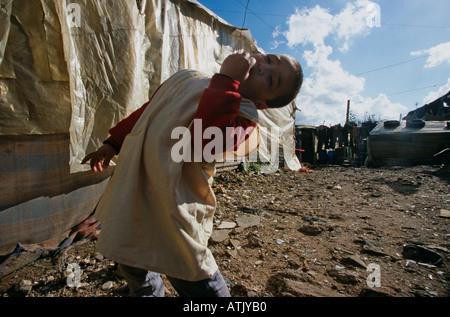 Freche junge palästinensische Jungen an der Flüchtlingslager Shatila, Beirut, Libanon Stockfoto