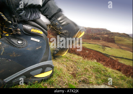 Nahaufnahme von Wanderschuhen mit Fjälls im Hintergrund Stockfoto