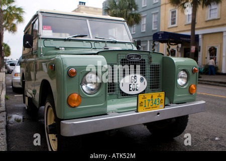 Ein Land Rover Serie IIA geparkt entlang Vendue Bereich Charleston SC 30. Dezember 2007 Stockfoto