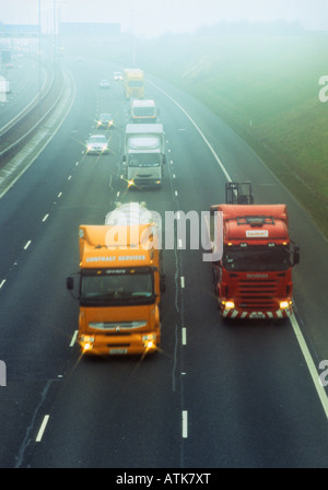 LKWs, die Reisen durch dichten Nebel auf der Autobahn A1 M1 Leeds Yorkshire UK Stockfoto