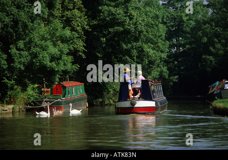 schmale Grachtenboot auf der grand union Canal in der Nähe von Leighton Buzzard, Bedfordshire UK Stockfoto