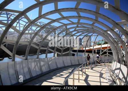 Webb Dock Bridge inspiriert von Aborigines Fischerei fallen Docklands Melbourne Australien Stockfoto