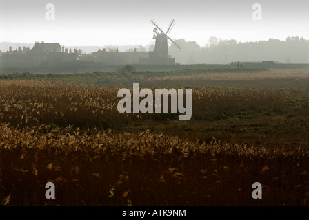 CLEY SÜMPFE NORFOLK ENGLAND GROßBRITANNIEN WINDMÜHLE CLEY NÄCHSTE MEER 2008 Stockfoto