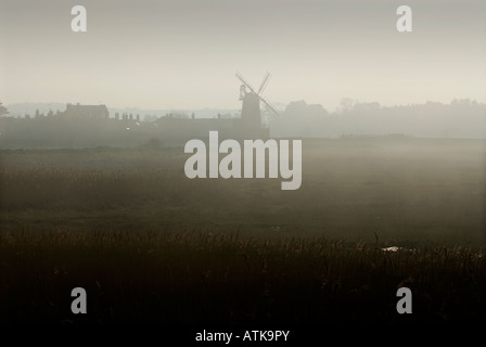 CLEY SÜMPFE NORFOLK ENGLAND GROßBRITANNIEN WINDMÜHLE CLEY NÄCHSTE MEER 2008 Stockfoto