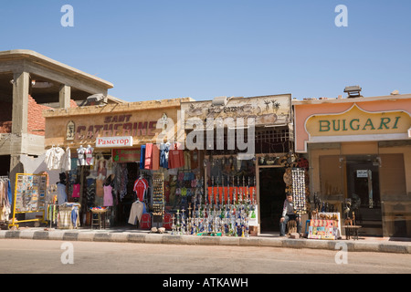 Souvenir- und Klamottenläden in Hauptstraße in der Stadt Dahab Sinai-Halbinsel Golf von Aqaba Ägypten Asien Stockfoto