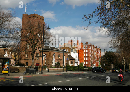 Blick über Chelsea Embankment zu Chelsea Old Church und Cheyne Walk, Chelsea, London Stockfoto