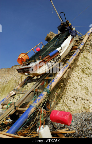 Angelboot/Fischerboot gespeichert auf einer Rampe in extremen Winkel gegen Klippe am Birling Gap, Sussex, UK Stockfoto